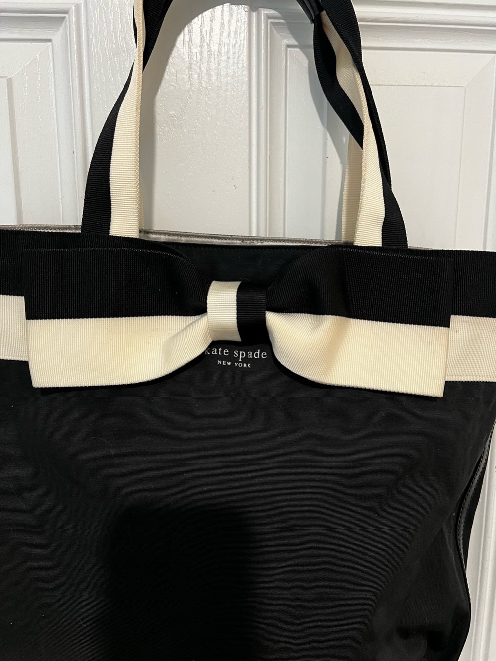 Kate Spade Barrow Street Bow Tote Bag Purse Zipper Top Black Cream - Picture 2 of 16